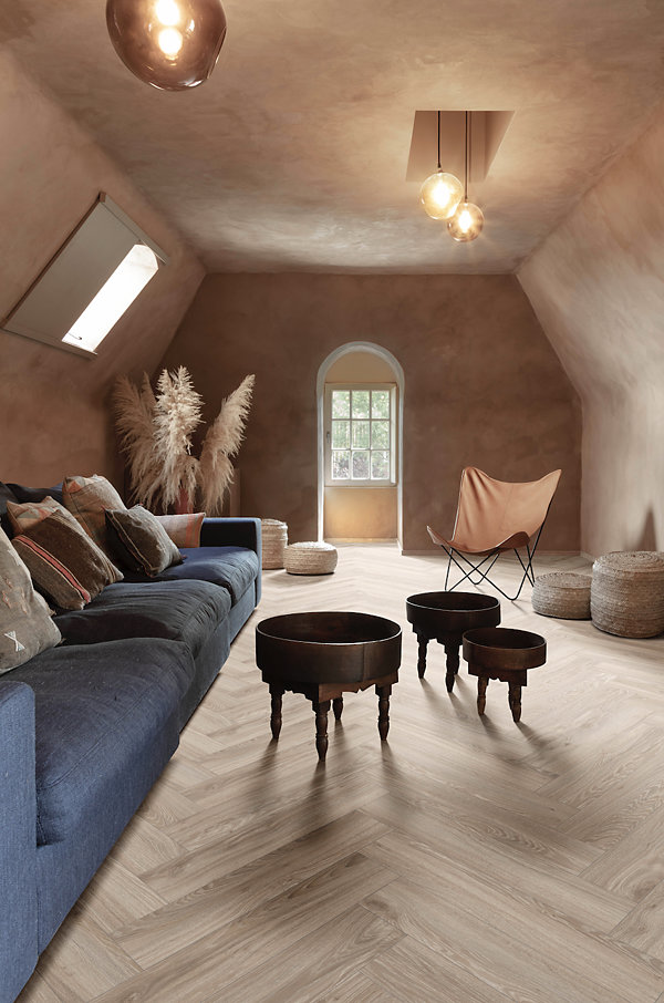 Volgens Moduleo vormt een greige vloer de ideale basis voor een interieur. LR HE Blackjack Oak 22218