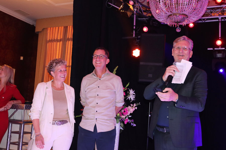 Lens Nekeman (rechts) en Bas Zielhuis vieren in het majestueuze Paleis Old Ruijtenborgh in Vollenhove hun respectievelijk 40- en 25-jarig jubileum, te midden van collega's en oudgedienden. Lens Nekeman rechts en Bas Zielhuis