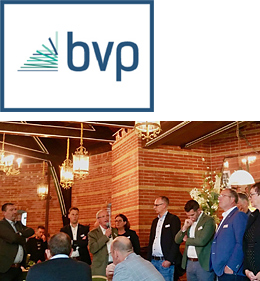 BVP-voorzitter Lieuwe Steendam (op foto midden) spreekt de leden en belangstellenden op de Dag van de Projectinrichting 2019 toe. BVP-voorzitter-Lieuwe-Steendam-spreekt-logo