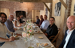 Bezoek van INTR. aan COREtec werd afgesloten met een gezellig diner. Rechts in het midden Jan Dossche, met schuin tegenover hem Harry Elshof. Bezoek-van-INTR-aan