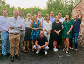 De delegatie van Headlam, Dersimo, en Coretec® met op de foto onder meer Erwin van Beek (Headlam; uiterst rechts), Jan Dossche (Coretec; 5e van rechts) en Marc Dubbeldam (Dersimo; knielend in het midden). De-delegatie-van-Headlam-Dersimo-en-Coretec