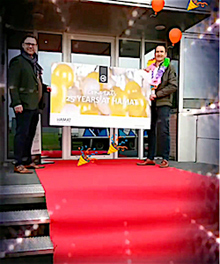 Directeur Herbert Altena en Henry Eenkhoorn (rechts), op de voor de sales manager export van Hamat feestelijk uitgerolde de rode loper. Directeur-Herbert-Altena