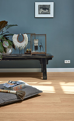 Het Puretec Plus-oppervlak zorgt voor bijzonder heldere kleuren, hier in Princess Oak pure, houtdessin/landhuisdelen. Foto: MeisterWerke Schulte GmbH. 7132 MeisterDesign DL Detail 01