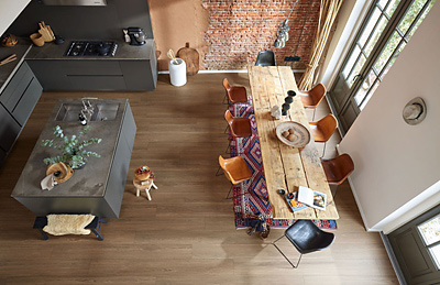 Designvloer WOOD in Princess Oak donker, houtdessin/landhuisdelen. Foto: MeisterWerke Schulte GmbH. 7134 MeisterDesign DL Detail 01