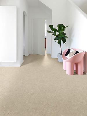 De vloer is van een afstand bezien rustig en minimalistisch. 740 Interfloor Dynamic Composiet Kleur 174 Hal woonhuis modern minimalistisch stijlvolle vinylvloer met granito look 600x798