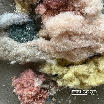 Na handtufting worden de lussen per kleur geschoren, waardoor de prachtige hoog-laag structuur van het vloerkleed tot leven komt. FG Fano the making off