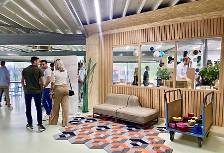 Leden van het Jongerenplatform BVP bewonderen de prachtige producten van Studio Wae. Leden van het Jongerenplatform BVP bewonderen de prachtige producten van Studio Wae