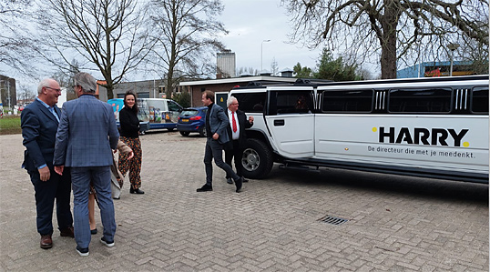 Harry arriveert in een gepersonaliseerde limousine limo