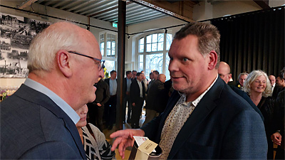 Harry Elshof wordt gefeliciteerd door Arie Rikkink (TéTé Total Flooring) unknown