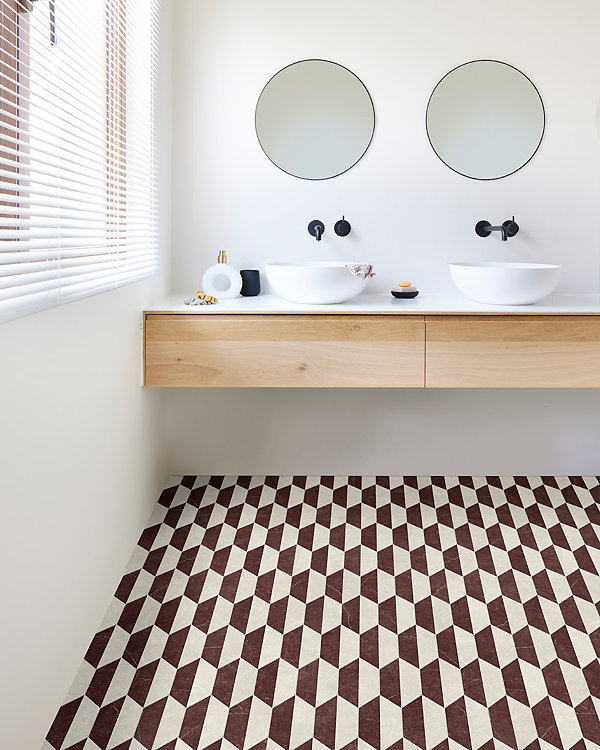 Interfloor introduceert drie nieuwe vinylkwaliteiten, waaronder de Construct-S, verkrijgbaar in twee unieke patronen. (Foto: Interfloor). 727 Interfloor ConstructS kleur241 badkamer uniekevloer rodetegel dubbele wastafel