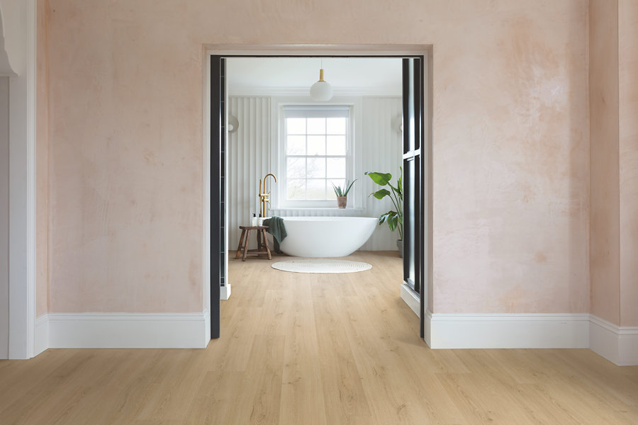 Volgens Quick-Step is ‘hotel chique’ dé badkamertrend van 2024. AVMP40236 Interior22