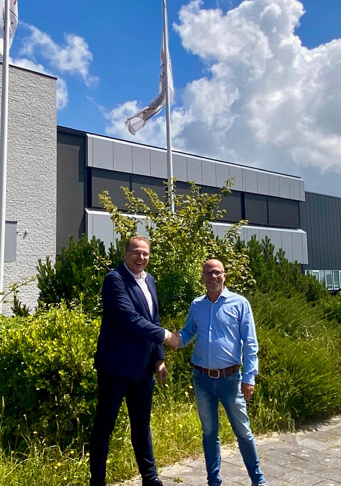 Ad Postma, Managing Director Benelux & France Amorim (links) en Marc Dubbeldam, General Manager Dersimo beklinken de samenwerking. Ad Postma Managing Director Benelux France Amorim links en Marc Dubbeldam General Manager Dersimo beklinken de samenwerking