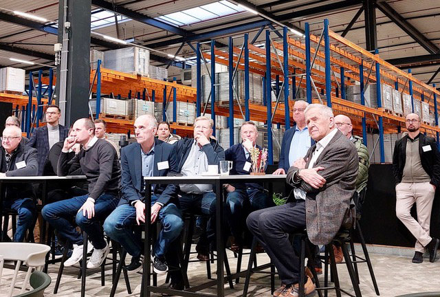 De presentatie van Lieuwe Steendam wordt met belangstelling ontvangen. De presentatie van Lieuwe Steendam wordt met belangstelling ontvangen