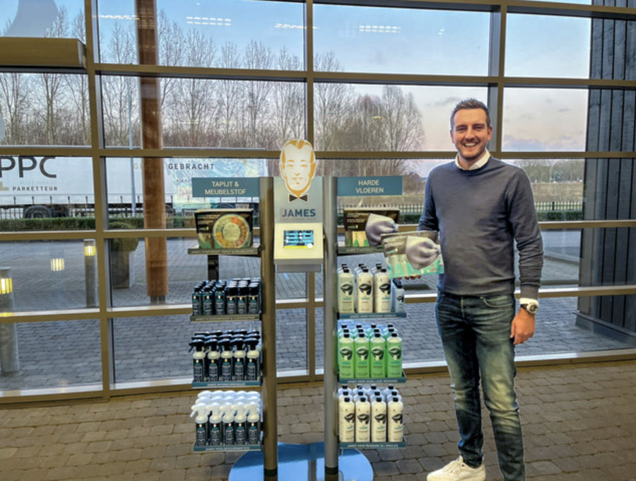 Commercieel directeur Kevin kroon naast een James display. Kevin Kroon Commercieel directeur PPC