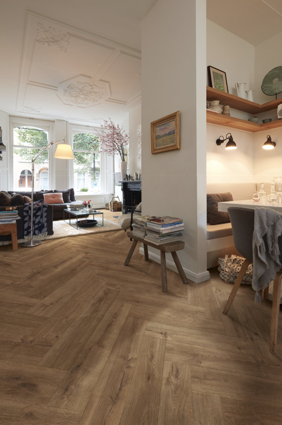 Het nieuwe laminaatassortiment van Meister in visgraatpatroon is verkrijgbaar in acht eiken decors. MEISTER laminate LS350 Eik barnsteen 07002