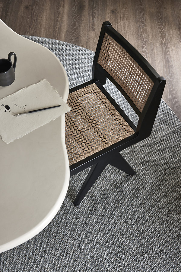 De nieuwe tapijt- en vloerkleedcollectie Parade Lush van Desso Tarkett is in elk formaat en elke vorm naar wens verkrijgbaar. Parade Lush 9950 tapijt en vloerkleed op maat Tarkett Highland Oak Arabica PVC 231204 0410