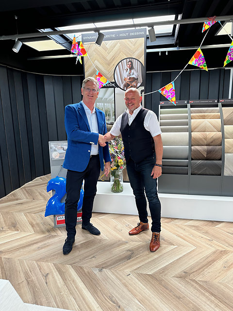 Anno Boonstra (rechts) werkt deze maand 25 jaar bij Interfloor en werd gefeliciteerd door Lens Nekeman. boonstra