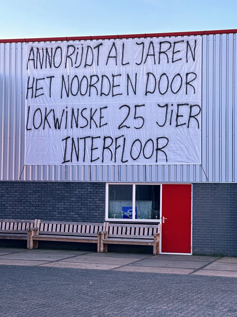 Voor jubilaris Boonstra was de magazijnhal van Interfloor versierd met een groot spandoek. spandoekboonstra