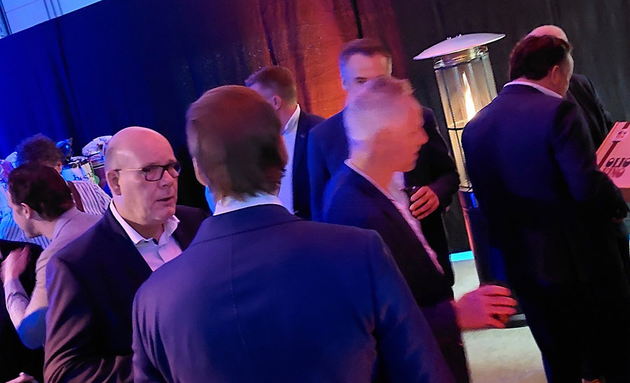 Er werd volop geproost, getoast en gefeliciteerd. Er werd volop geproost getoast en gefeliciteerd