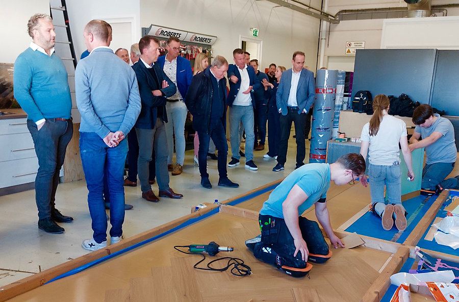 Veel belangstelling voor de demonstratie van het Summa College. Veel belangstelling voor de demonstratie van het Summa College