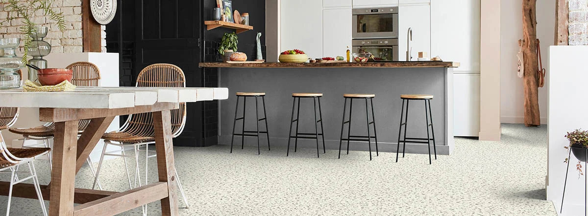 Tarkett’s nieuwe iD Comfort Acoustic pvc-vloer is verkrijgbaar in verschillende hout- en steenlooks. iD Comfort Acoustic2