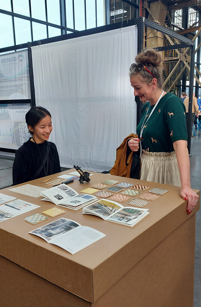 Jong talent zoals Yaya Huang toont innovaties op de beurs