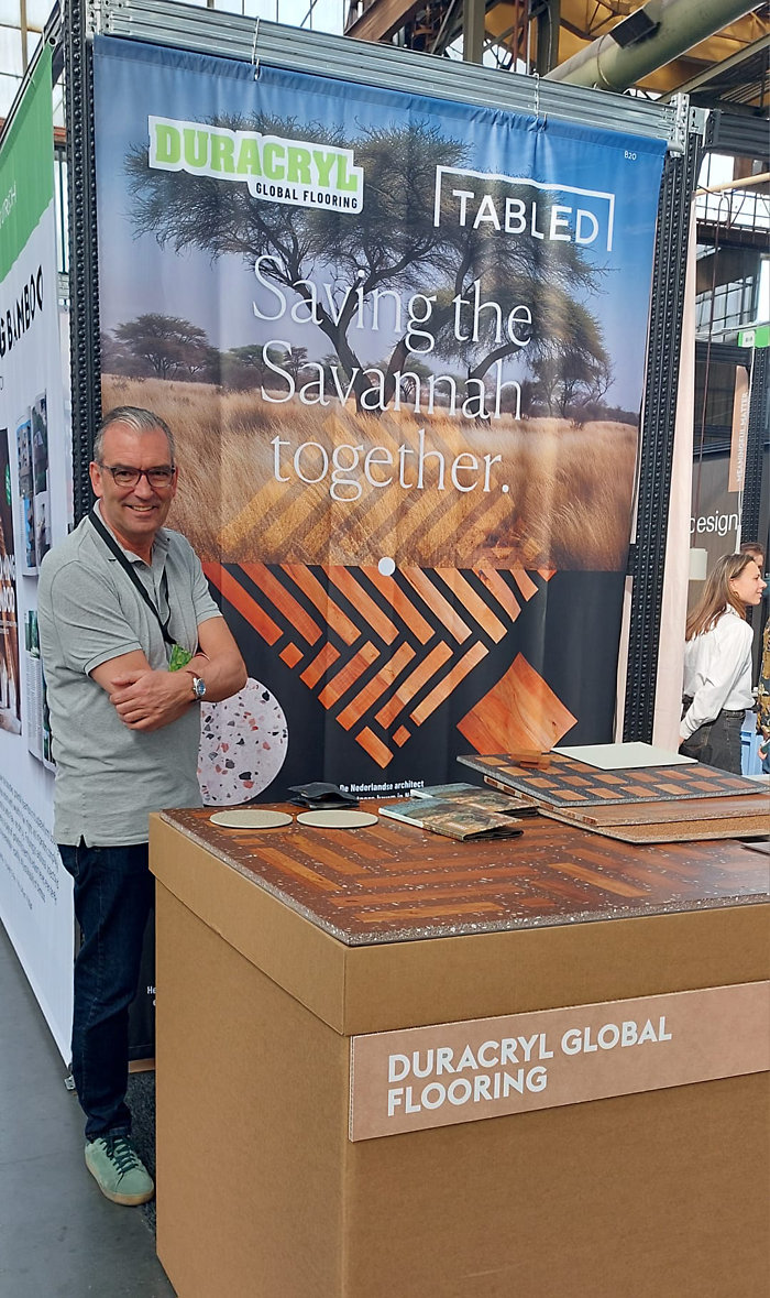Op de stand van Duracyl Flooring staat CEO Jeroen van den Berg