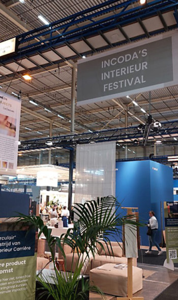 De beurs is sfeervol ingericht